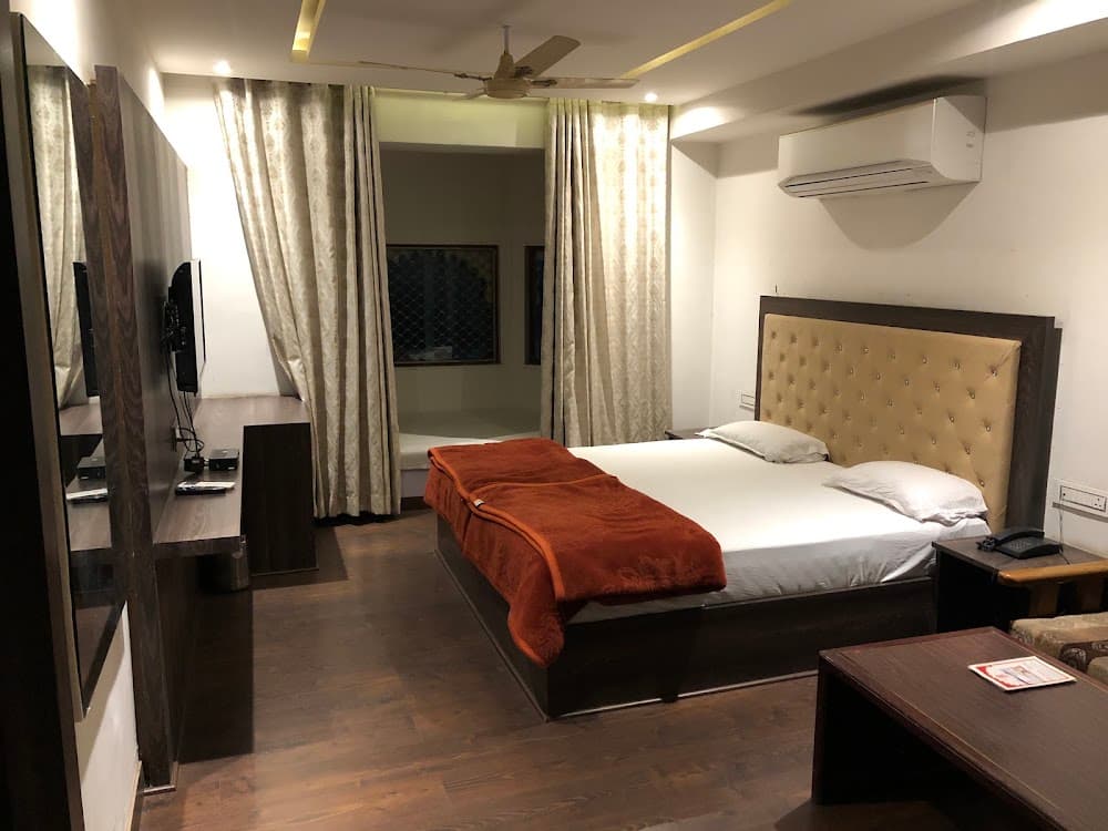 📷 Hotel Rani Palace at Lake Fatehsagar