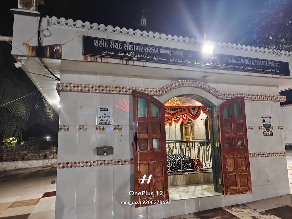 📷 Raza Building Stone Abu Hamdani