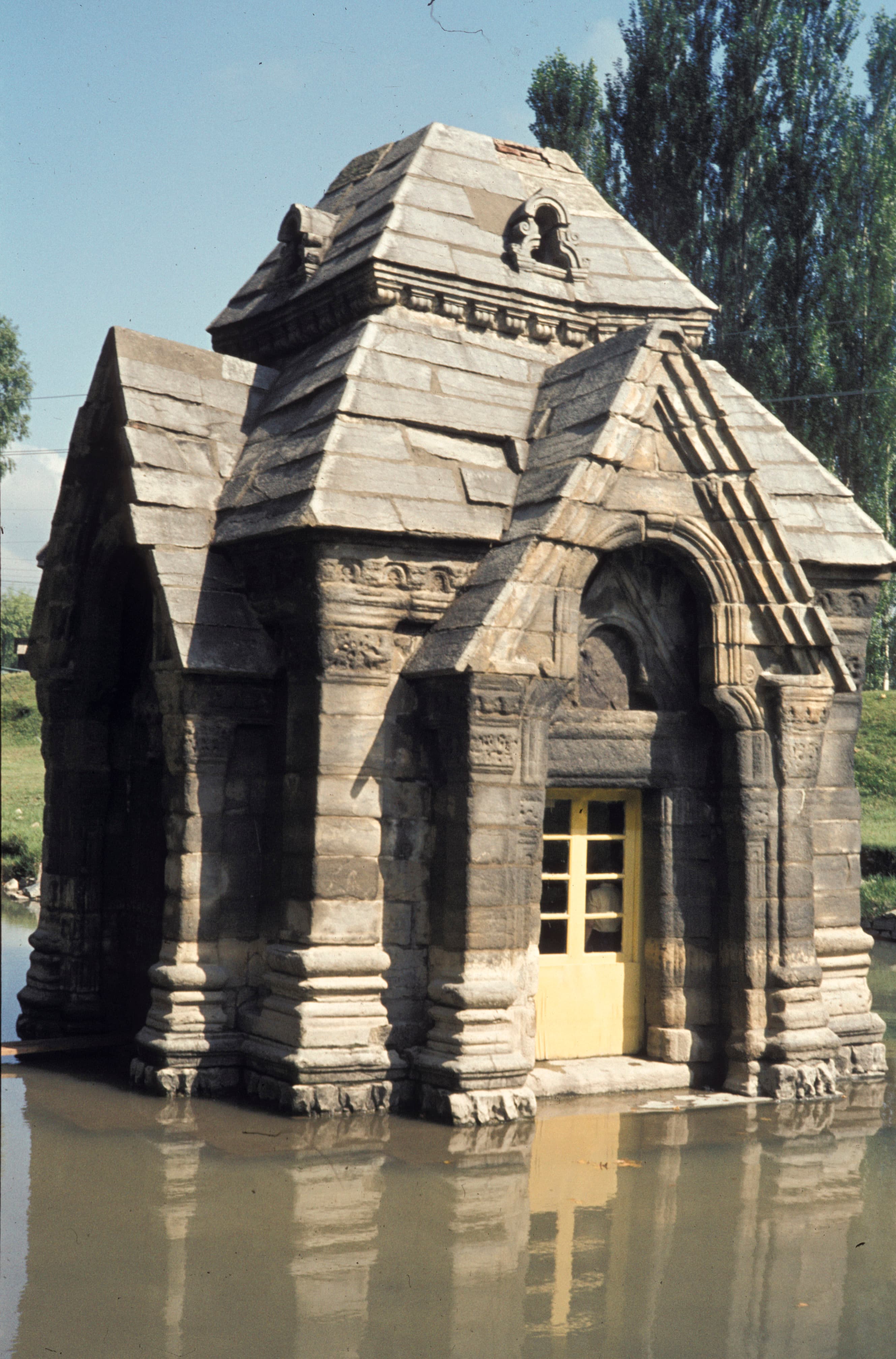 Pandrethan Shiva temple